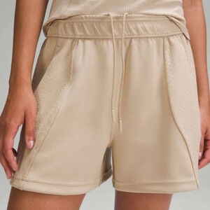 Lululemon NWOT Embossed Panel High-Rise Short 4" Trench